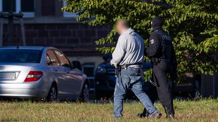 Festnahme Anfang Oktober: Ein mutmaßliches Mitglied der islamistischen Terrororganisation Hamas wird von einem Bundespolizisten von einem Helikopter.