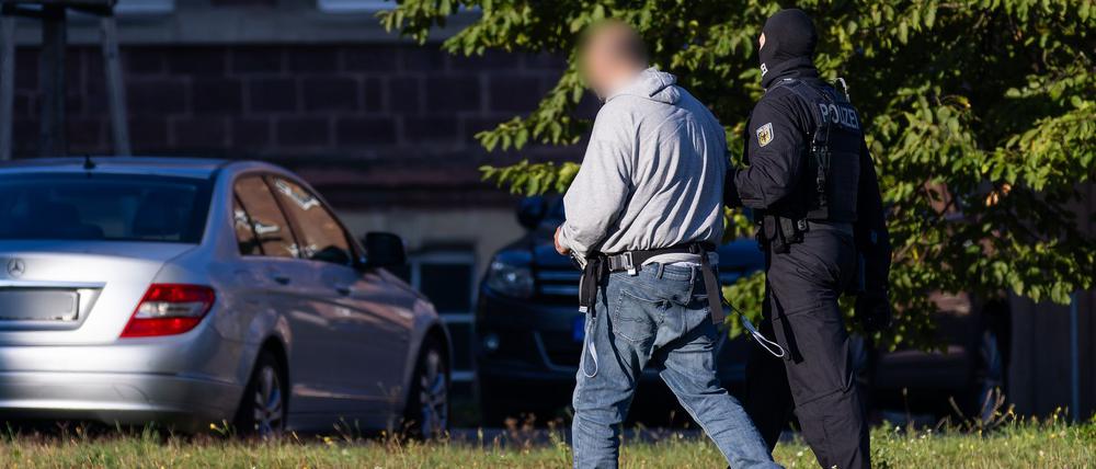 Festnahme Anfang Oktober: Ein mutmaßliches Mitglied der islamistischen Terrororganisation Hamas wird von einem Bundespolizisten von einem Helikopter.