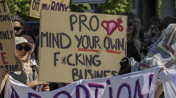Eine Gegendemo in München im vergangenen Jahr, die sich gegen den rechtskonservativen „Marsch für das Leben“ richtete.