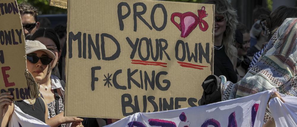 Eine Gegendemo in München im vergangenen Jahr, die sich gegen den rechtskonservativen „Marsch für das Leben“ richtete.