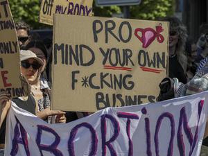 Eine Gegendemo in München im vergangenen Jahr, die sich gegen den rechtskonservativen „Marsch für das Leben“ richtete.