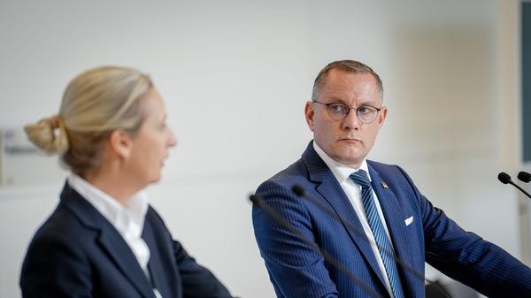 Alice Weidel, Fraktions- und Bundesvorsitzende der AfD, und Tino Chrupalla, AfD-Bundes- und Fraktionsvorsitzender, geben zu Beginn der Sitzung ihrer Bundestagsfraktion eine Pressekonferenz.