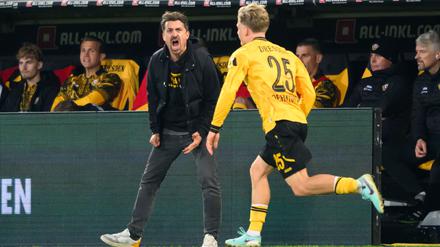  Im Testspiel gegen Drittligist Energie Cottbus traf Dresdens Jonas Oehmichen (r) zur Führung. (Archivbild) 