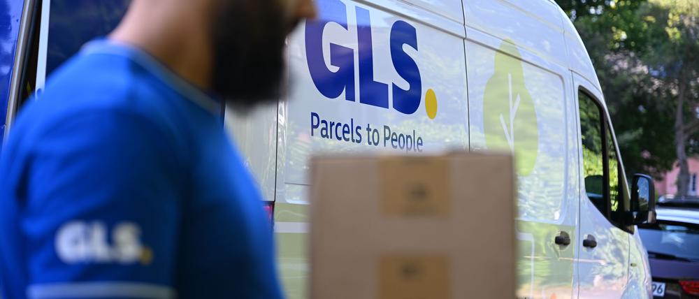 Ein Paketbote von GLS bei der Arbeit.