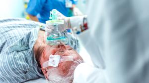 Im Alter muss die medizinische Versorgung intensiver sein – und damit oft teurer. (Symbolbild)