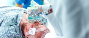 Im Alter muss die medizinische Versorgung intensiver sein – und damit oft teurer. (Symbolbild)