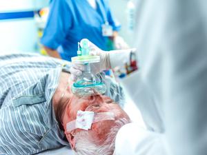 Im Alter muss die medizinische Versorgung intensiver sein – und damit oft teurer. (Symbolbild)