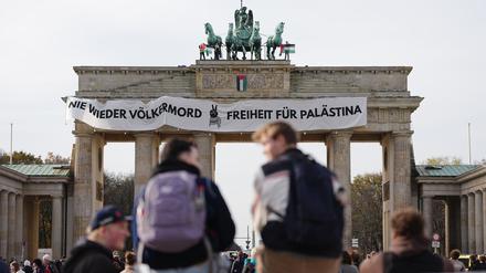 Schaulustige beobachten die Szene. 