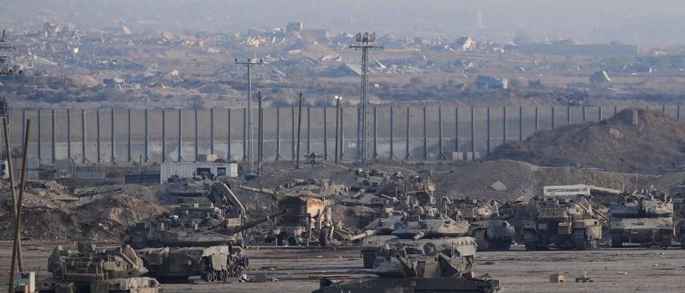 Panzer und anderes Militärgerät befeuern die Klimakrise - doch ihre Emissionen müssen nicht gemeldet werden. 