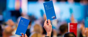 Delegierte halten ihre Wahlkarten beim Landesparteitag der AfD Thüringen hoch. 