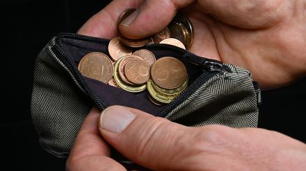 Die Überschuldungsquote, also der Anteil überschuldeter Personen im Verhältnis zu allen Erwachsenen, sank 2024 auf 8,09 Prozent.