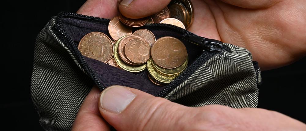 Die Überschuldungsquote, also der Anteil überschuldeter Personen im Verhältnis zu allen Erwachsenen, sank 2024 auf 8,09 Prozent.