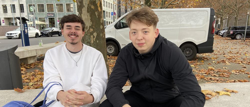 Haben keine Lust, für Deutschland zu sterben - Julian Schneider und Freund Max Kresing