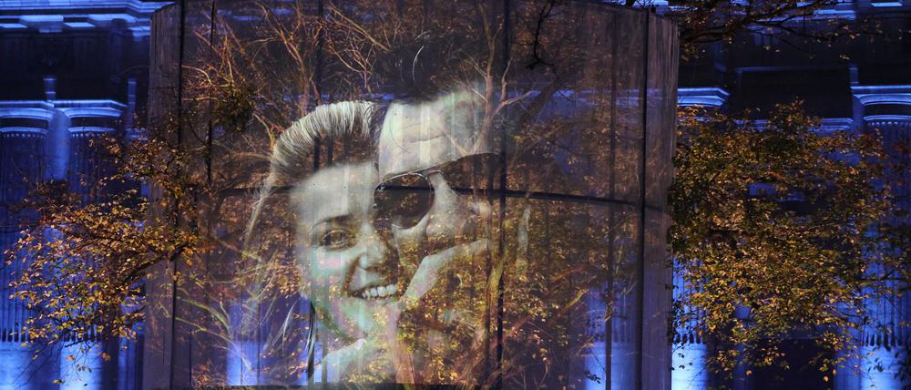 Fotos der Opfer werden bei einer Ton- und Lichtshow im „Jardin du 13 novembre 2015“ projiziert, während des Gedenkens zum 10. Jahrestag der Terroranschläge, bei denen 132 Menschen getötet und Hunderte verletzt wurden.