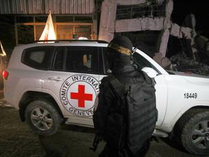 Ein Fahrzeug des Internationalen Komitees vom Roten Kreuz (IKRK) transportiert die Leichen von drei israelischen Geiseln (Symbolbild).