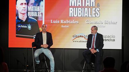 Der frühere spanische Verbandspräsident Luis Rubiales (l) spricht während der Präsentation seines Buches „Matar a Rubiales“ (Rubiales killen). Kurz darauf wird er von einem Unbekannten mit Eiern beworfen.
