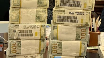 Druckfrische originalverpackte Dollar-Bündel werden in der Ukraine für Schmiergeldzahlungen verwendet. 