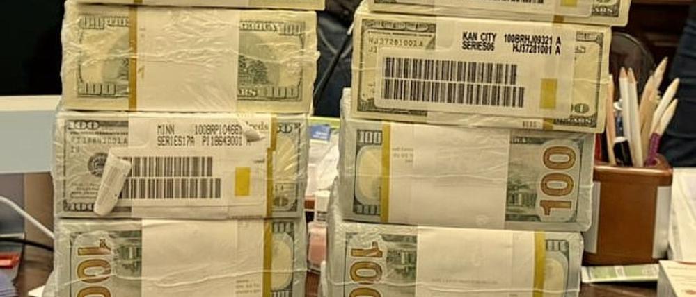 Druckfrische originalverpackte Dollar-Bündel werden in der Ukraine für Schmiergeldzahlungen verwendet. 