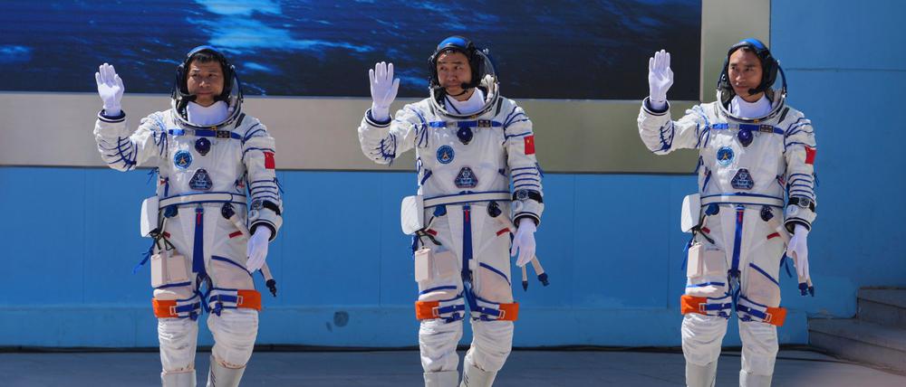 Chen Zhongrui (r-l), Chen Dong und Wang Jie mussten länger als geplant im All bleiben. (Archivbild)
