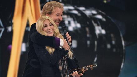 Cher wird von Thomas Gottschalk umarmt, nachdem sie einen Bambi in der Kategorie „Legende“ erhalten hat.