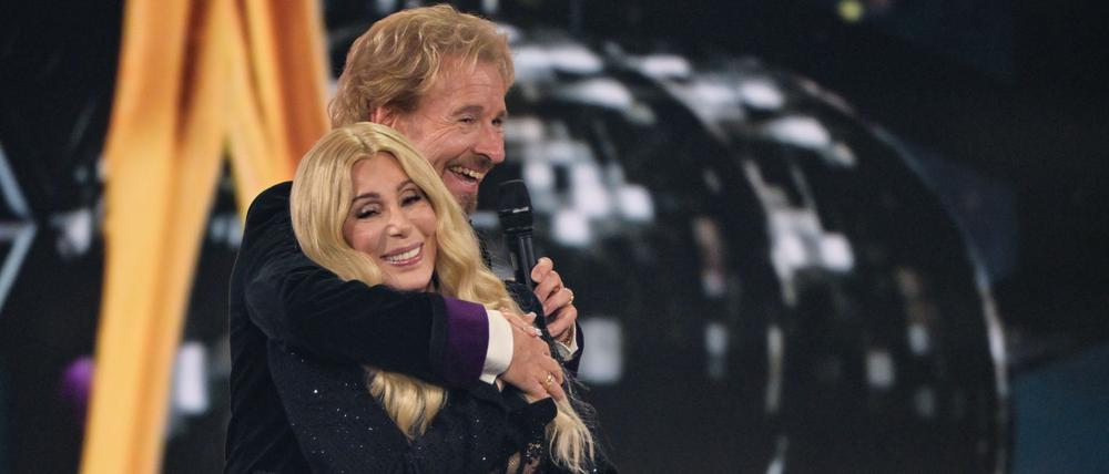 Cher wird von Thomas Gottschalk umarmt, nachdem sie einen Bambi in der Kategorie „Legende“ erhalten hat.