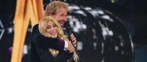 Cher wird von Thomas Gottschalk umarmt, nachdem sie einen Bambi in der Kategorie „Legende“ erhalten hat.
