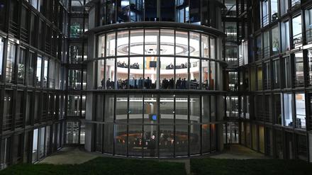 Blick auf den Sitzungssaal des Haushaltsausschusses. 