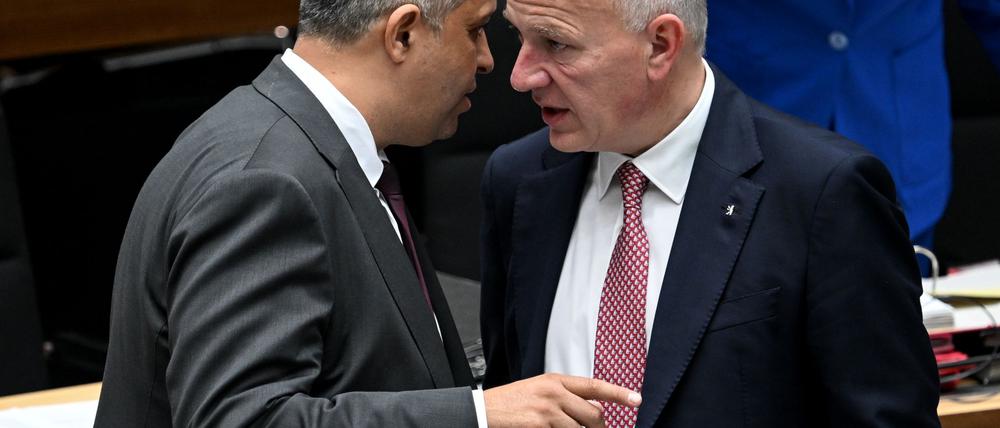 SPD-Fraktionschef Raed Saleh (links) will mit der CDU das Gespräch zum Thema AfD-Verbotsverfahren suchen. (Archivbild) 