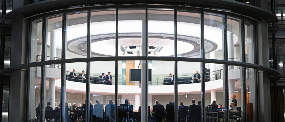 Die Sitzung dauerte bis zum frühen Morgen.