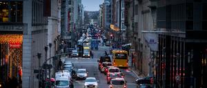 Blick in der Dämmerung über die Friedrichstraße in Richtung Süden. Berlin, DEU, Deutschland, 03.01.2024.