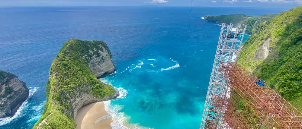 Der Kelingking Beach mit dem T-Rex-Felsen ist ein weltbekanntes Fotomotiv - aber der halbfertige Bau des Glasaufzugs verschandelt den Ausblick.