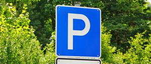 Parkplatzsuche, Parkplatzproblem, ausgewiesener Parkplatz mit Richtungspfeil, im Grünen