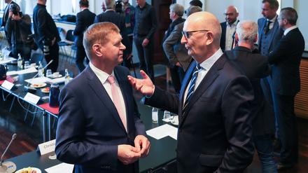 Der Brandenburger Landrat Siegurd Heinze (l., hier mit Dietmar Woidke) warnt vor hohen Schulden in den Kommunen. (Archivbild)