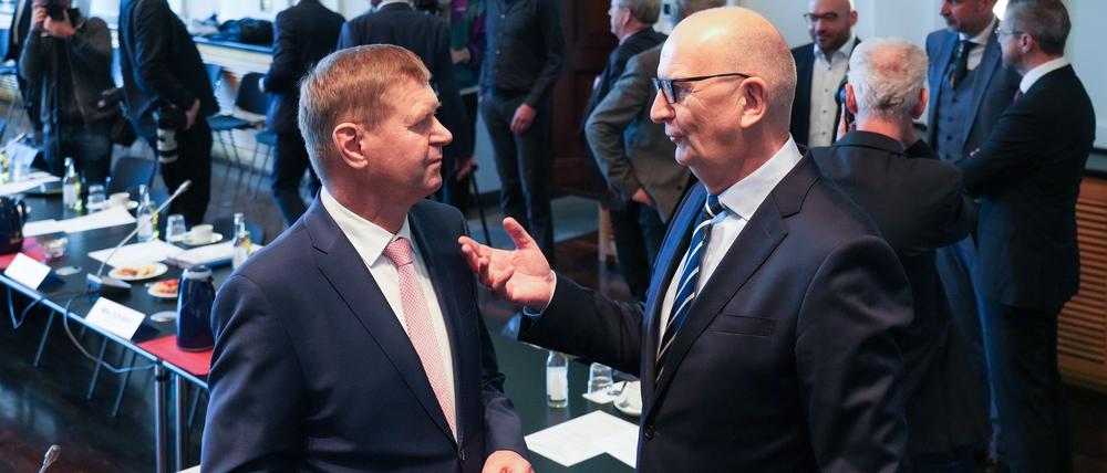 Der Brandenburger Landrat Siegurd Heinze (l., hier mit Dietmar Woidke) warnt vor hohen Schulden in den Kommunen. (Archivbild)