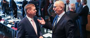 Der Brandenburger Landrat Siegurd Heinze (l., hier mit Dietmar Woidke) warnt vor hohen Schulden in den Kommunen. (Archivbild)