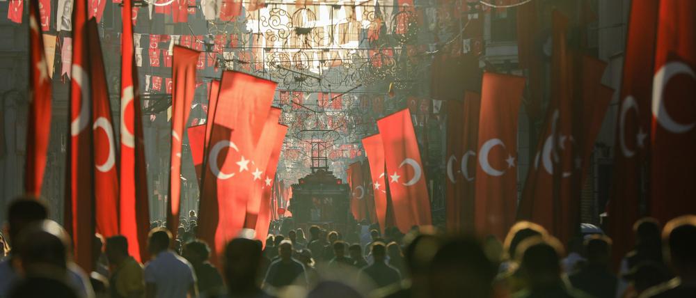 Streetfood zund gerade die gefüllten Muscheln gehören für viele zu einem Besuch in Istanbul dazu.