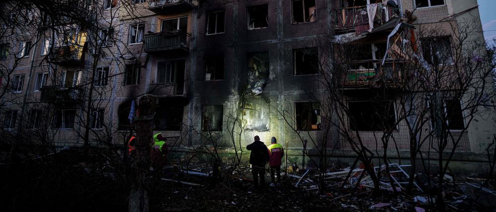 Vier Menschen wurden nach Angaben des ukrainischen Präsidenten Wolodymyr Selenskyj durch massive Angriffe von Moskaus Militär in der Ukraine getötet.