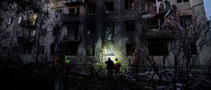 Vier Menschen wurden nach Angaben des ukrainischen Präsidenten Wolodymyr Selenskyj durch massive Angriffe von Moskaus Militär in der Ukraine getötet.