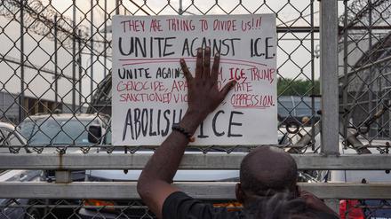 Protestors Rally Outside Delaney Hall ICE Detention Facility In Newark, NJ - 13th Jun 2025 A protestor holds up a sign, reading Unite Against I.C.E , against the gate of Delaney Hall Detention Facility during a demonstration. Demonstrators gathered outside of the facility, where four detainees escaped after allegedly breaking through a wall, to voice opposition to increased raids against migrants. Newark United States Copyright: xDerekxFrenchx/xSOPAxImagesx NJ_DelaneyHall13JUN25_0003