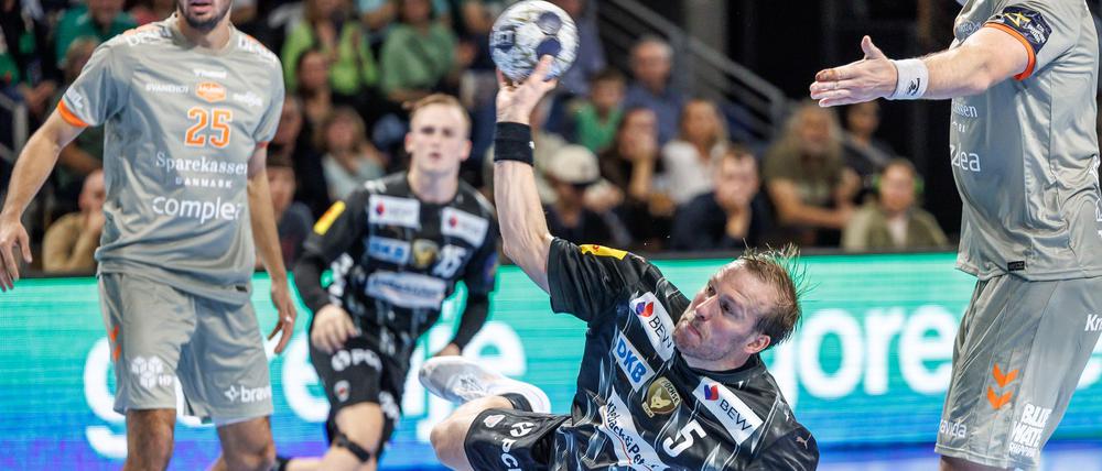 Füchse-Kapitän Max Darj ist wenig erfreut über die Ansetzung des Topspiels gegen Kiel. (Archivfoto)