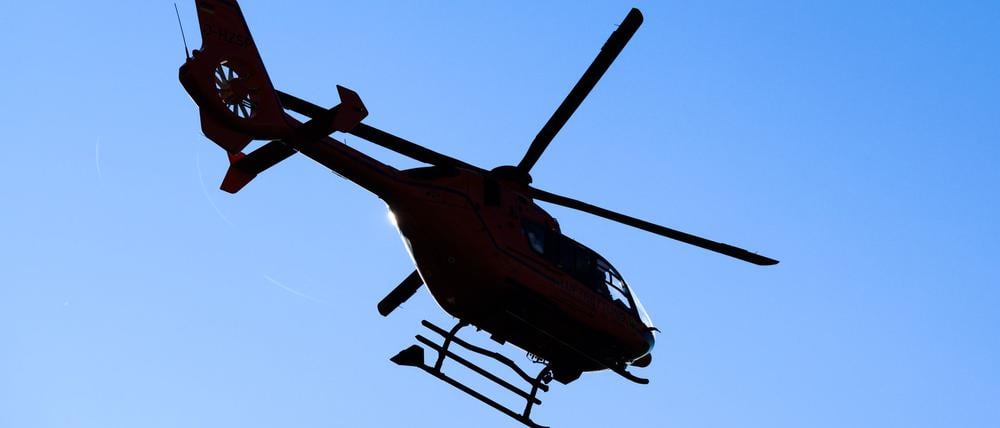 Ein Hubschrauber der Luftrettung startet nach einem Verkehrsunfall.