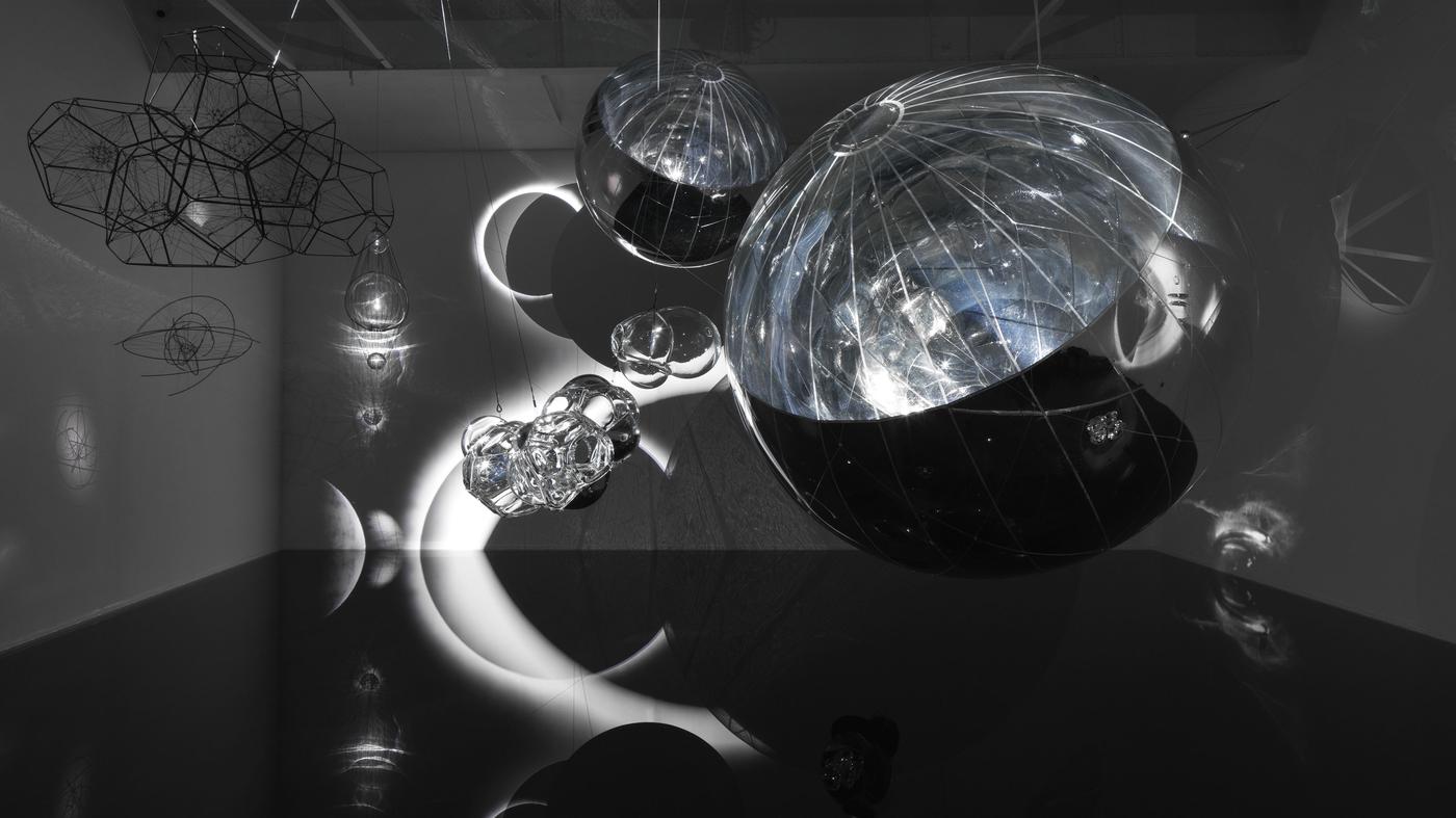 Ausstellung-des-argentinischen-Gro-k-nstlers-Bei-Tom-s-Saraceno-arbeiten-Spinnen-mit