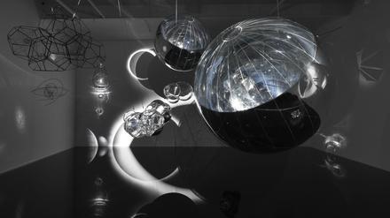 Blick in die aktuelle Soloschau von Tomás Saraceno in der Galerie Neugerriemschneider.