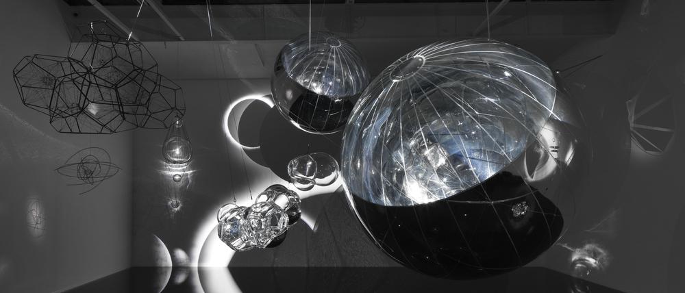 Blick in die aktuelle Soloschau von Tomás Saraceno in der Galerie Neugerriemschneider.