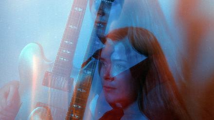 Eine Frau und eine Gitarre. Ella Zirina tritt solo auf.