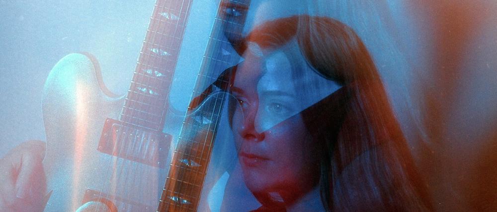 Eine Frau und eine Gitarre. Ella Zirina tritt solo auf.