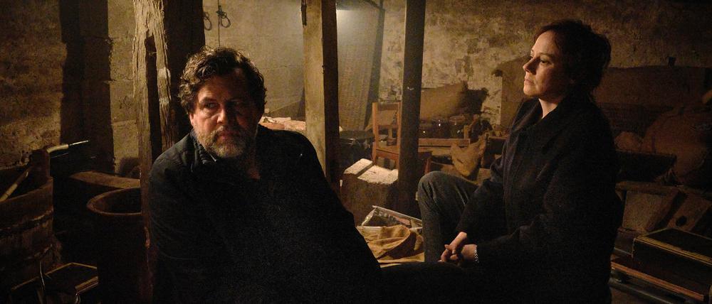 ARD/SWR TATORT: DER REINI, Fernsehfilm, Deutschland 2025, am Sonntag (16.11.25) um 20:15 Uhr im ERSTEN. Friedemann Berg (Hans-Jochen Wagner, l.) und Franziska Tobler (Eva Löbau, r.) brauchen einen Plan, um aus der Falle rauszukommen. Und sie brauchen Vertrauen zueinander. © SWR/Benoît Linder, honorarfrei - Verwendung gemäß der AGB im engen inhaltlichen, redaktionellen Zusammenhang mit genannter SWR-Sendung und bei Nennung "Bild: SWR/Benoît Linder" (S2). SWR Presse/Bildkommunikation, Baden-Baden, Tel: 07221/929-22202, foto@swr.de.