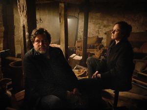 ARD/SWR TATORT: DER REINI, Fernsehfilm, Deutschland 2025, am Sonntag (16.11.25) um 20:15 Uhr im ERSTEN. Friedemann Berg (Hans-Jochen Wagner, l.) und Franziska Tobler (Eva Löbau, r.) brauchen einen Plan, um aus der Falle rauszukommen. Und sie brauchen Vertrauen zueinander. © SWR/Benoît Linder, honorarfrei - Verwendung gemäß der AGB im engen inhaltlichen, redaktionellen Zusammenhang mit genannter SWR-Sendung und bei Nennung "Bild: SWR/Benoît Linder" (S2). SWR Presse/Bildkommunikation, Baden-Baden, Tel: 07221/929-22202, foto@swr.de.