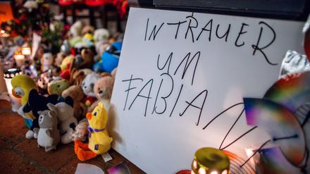 Kerzen, Plüschtiere und ein Schild „In Trauer um Fabian“ stehen vor einer Kirche in Güstrow.