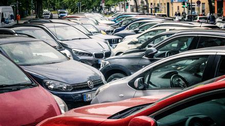 Viele Autos stehen lange auf den Parkplätzen herum.